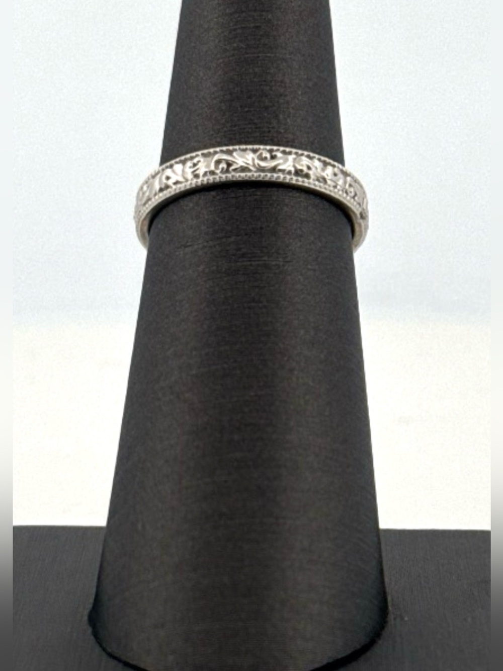 14k white gold ornate band 2.7g size 5.5